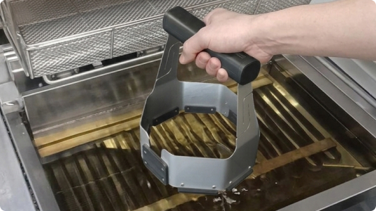 油槽にWAVECOOKINGを設置する様子