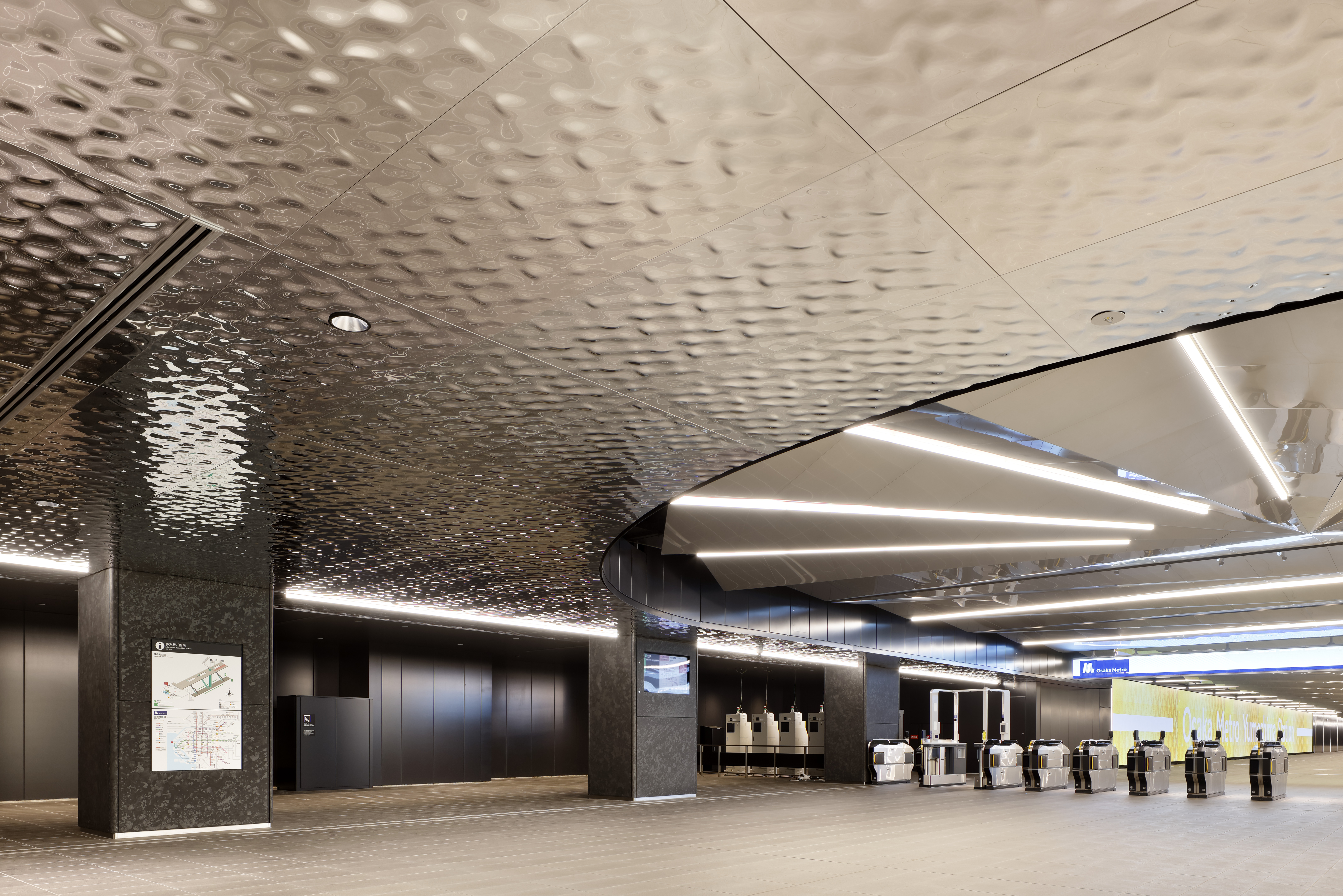 「夢洲駅」地下1F改札前広場天井